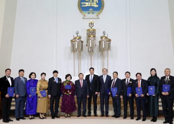 Ерөнхийлөгчийн зарлигаар бөөр болон элэг шилжүүлэн суулгах багууд Төрийн соёрхолт хүртлээ