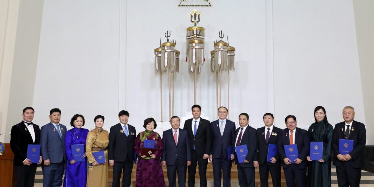 Ерөнхийлөгчийн зарлигаар бөөр болон элэг шилжүүлэн суулгах багууд Төрийн соёрхолт хүртлээ