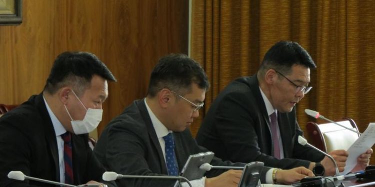 Эрхтэн, эс, эд шилжүүлэн суулгах эмчилгээний тухай хуулийн төслийн талаар хэлэлцлээ.